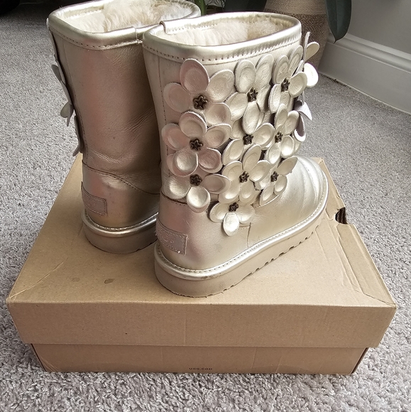 Ugg Gold Flora Boot Kids Size 3 - Picture 3 of 8